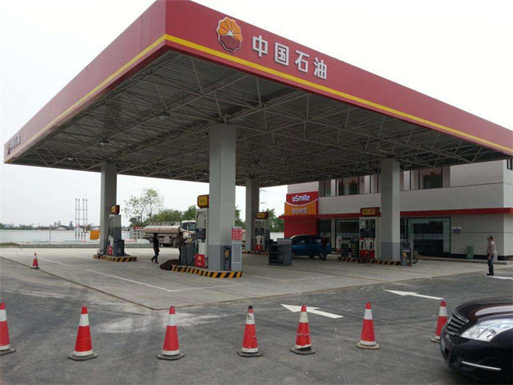 加油站是指為汽車和其它機(jī)動(dòng)車輛服務(wù)的、零售汽油和機(jī)油的補(bǔ)充站，一般為添加燃料油、潤滑油等。